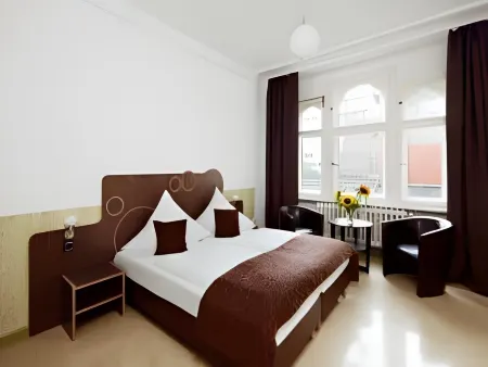 Three Little Pigs Hostel - Your Berlin Castle