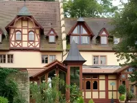 Schlosshotel Weyberhöfe Hotels near Rückersbacher Schlucht
