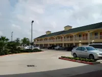 Scottish Inn and Suites Baytown - Motels