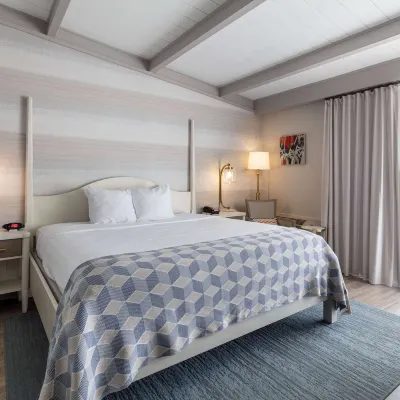 Howard Johnson by Wyndham Middletown Newport Area Hotels near Easton's Beach