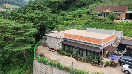 Inje Wildflower Pension Отели рядом с достопримечательностью «The 38th Parallel»