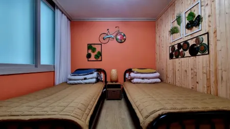 Andong Jangsugol B&B Отели рядом с достопримечательностью «Dosanseowon Confucian School»