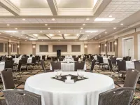 جراند هوتل آند كونفرانس سنتر كالجاري أيربورت ، آن أسيند كوليكشن هوتل Hotels near ماكس بيل سنتر