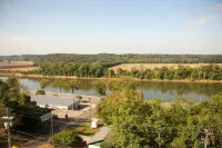 DoubleTree by Hilton Clarksville Riverview
