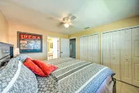 Screened Porch + Pool Access: Cozy Sebring Condo