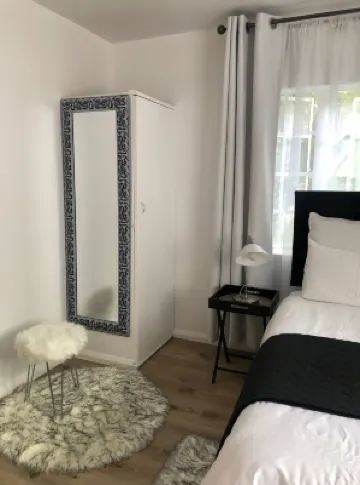 Charming Executive Studio, Solar power, WiFi  호텔