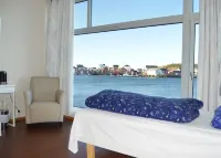 Sula Rorbuer og Havhotell Hotels near Kvaløya