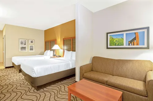 La Quinta Inn & Suites by Wyndham Midwest City - Tinker AFB Hotels in Midwest City