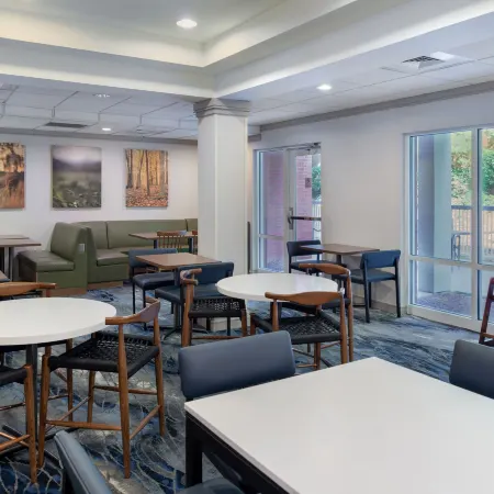 Fairfield Inn & Suites Greensboro Wendover Отели рядом с достопримечательностью «Торговый центр Four Seasons»
