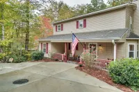 Spacious Home in Helen w/ Porch & Balcony! Hotel di Helen