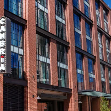 Cambria Hotel New Orleans Downtown Warehouse District Отели рядом с достопримечательностью «Комплекс Fair Grounds Race Course»