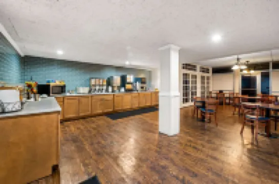 Days Inn by Wyndham Dubuque