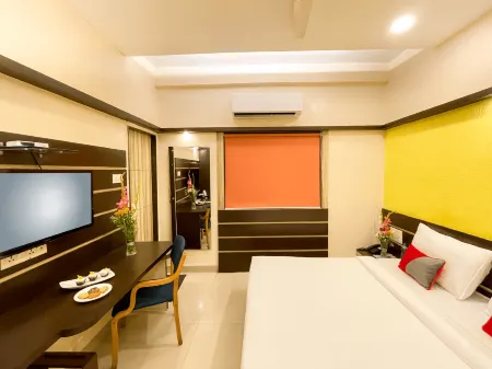 Hotel Golden Treat Отели рядом с Аэропорт Индор