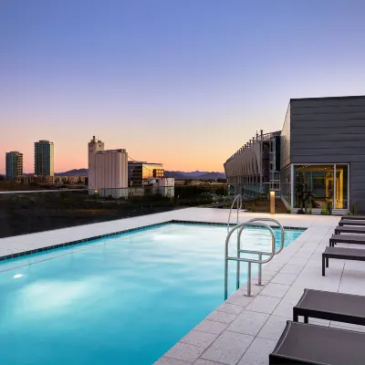 AC Hotel Phoenix Tempe/Downtown Отели рядом с достопримечательностью «Стадион «Слоан-Парк»»