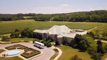 Staybridge Suites Niagara-on-The-Lake Отели рядом с достопримечательностью «Флорал Клок»