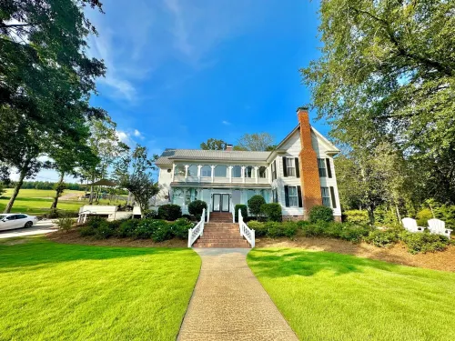 Getaway at the "Gardenia" Suite -Pool, Hottub, Kayaks, Fire Pit, & Lake Access!