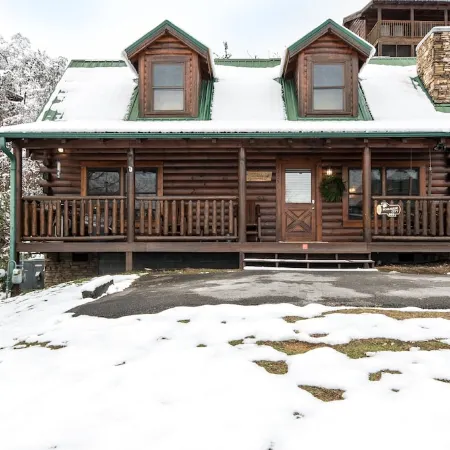 Bearadise City🐻 Loft Cabin w/ Mtn Views, Hot Tub, & Pool Table!