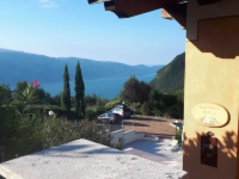 Beautiful 3-room apartment in a residence, pool, balcony, lake view, Lake Garda-Tignale ティニャーレのホテル
