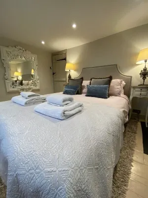 Beautiful luxe coastal cottage - 5 mins walk to town & beach. Dogs welcome.