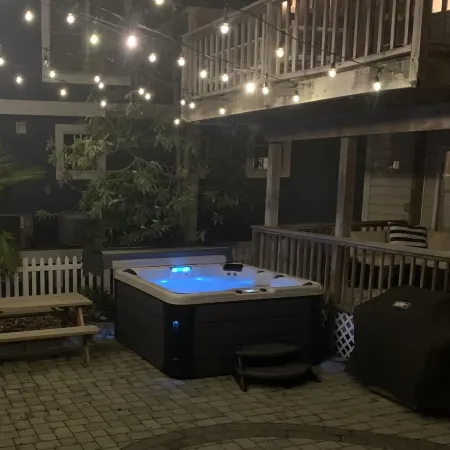 Oceanblock 4 bed / 4 full baths with Courtyard, Outdoor Shower, 2 Decks
