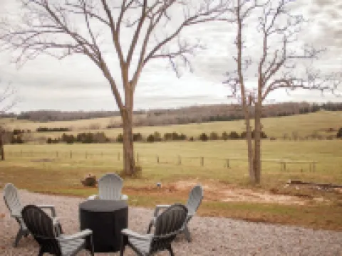 THE CAAMP. Gorgeous 2-bedroom tiny home.  Very close to the Barn/Pebble Creek Hotels in Ste. Genevieve County
