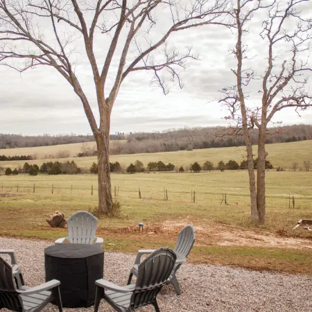 THE CAAMP. Gorgeous 2-bedroom tiny home.  Very close to the Barn/Pebble Creek
