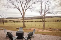 THE CAAMP. Gorgeous 2-bedroom tiny home.  Very close to the Barn/Pebble Creek