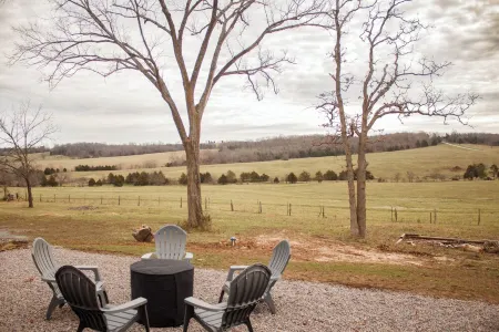 THE CAAMP. Gorgeous 2-bedroom tiny home.  Very close to the Barn/Pebble Creek