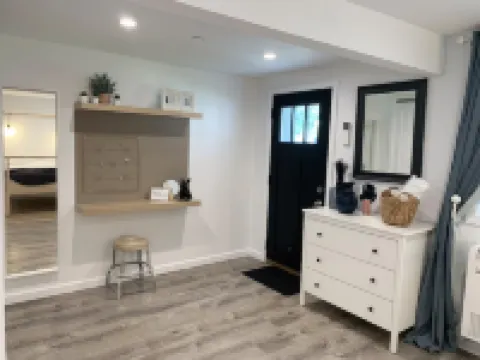 Stylish Tarrytown Studio - Walk to Train & Main St タリータウンのホテル