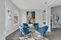 Luxe Lakefront Escape - Jacuzzi +Pool + Sunset Views + BBQ + Close to Disney!