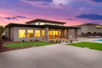 Mansion fits 34 - Movie-Theater + Luxury Backyard