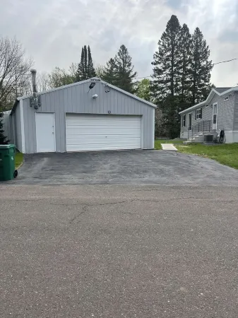 Tiny’s  Retirement Home near the trails Отели в г. Монреаль