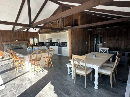 Charming 4 bedroom house with Views, 200 acres, Private Schools, Ski, Hiking