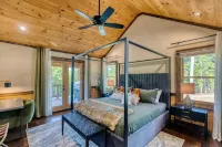 Relax in Style w/3 Master Suites, Game Rm, Hot Tub, Fire pit, Sauna & More!