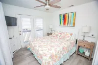 Sleeps 10- Beach House Steps to the Beach! 6 seat golf cart available! Hotels near BEES