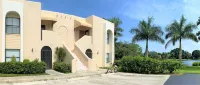 Resort style vacation, 2BR/2BA condo in the heart of Naples: 8min to the beach