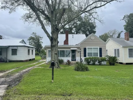 Charming Florida Cottage – Steps from St. Joe Bay with Top-Notch Amenities!