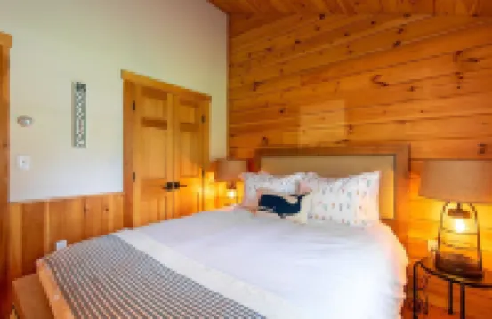 Relaxing Two Bedroom Cabin - 10 minutes to Camden!