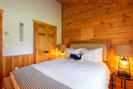 Relaxing Two Bedroom Cabin - 10 minutes to Camden!