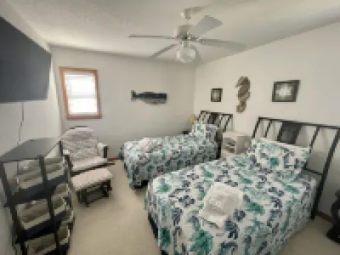 Updated & Roomy 4Br Coastal Home. Sleeps 10. 6 Beds. Great Area. 3 Nite Minimum!
