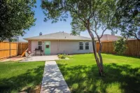 Safari Green House along main street, minutes drive to TTU and medical district. Hotels near Talbots