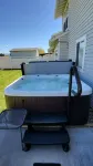 Burley HOT TUB Haven - Clean and Spacious!