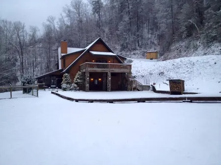 Luxury Creekside Lodge with Hot Tub & Game Room, Great for Large Groups!