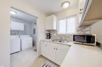 Cozy 3 bed 1 bath entire house- up to 6 people Hotels in Westland