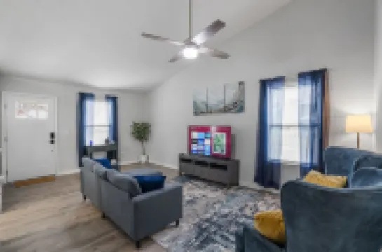 Entire Modern Home in Prime Dining & Shopping Area