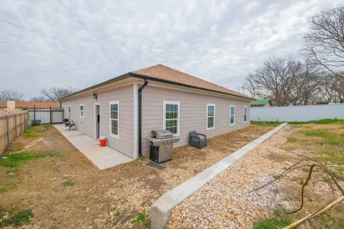 Safari themed 8 bedrooms 3 bath home with 3 - 4 dining areas & grand kitchen Hotels in Killeen