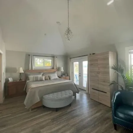 Luxuriously comfortable & peaceful getaway downtown Ashland, with views.