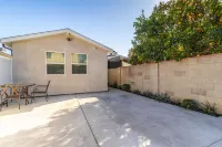 Brand new stylish house, workstation, Monthly Discounts, Pets! โรงแรมใกล้Van Nuys Amtrak Metrolink