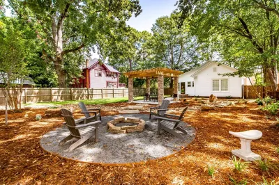 Hip and Historic Home Awaits You!  Stroll downtown/Steps away from UCA and CBC Hotels near Walmart Supercenter