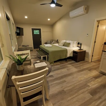 Valley Overlook - Cozy Cabin near Blossom Music Center, 1BR - Peninsula, Ohio